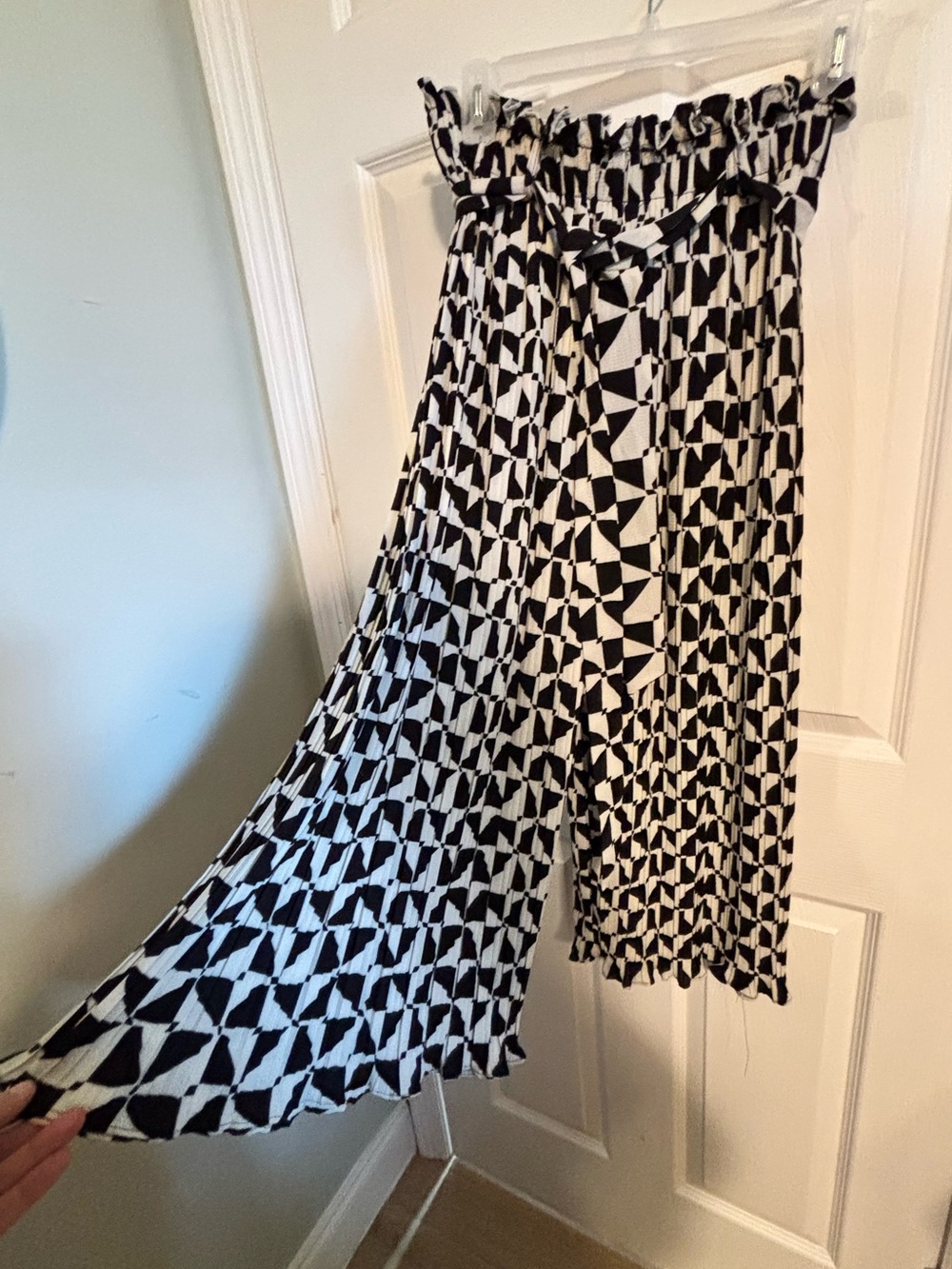 😍Women’s Black & White Geometric Wide-Leg Capri Pants